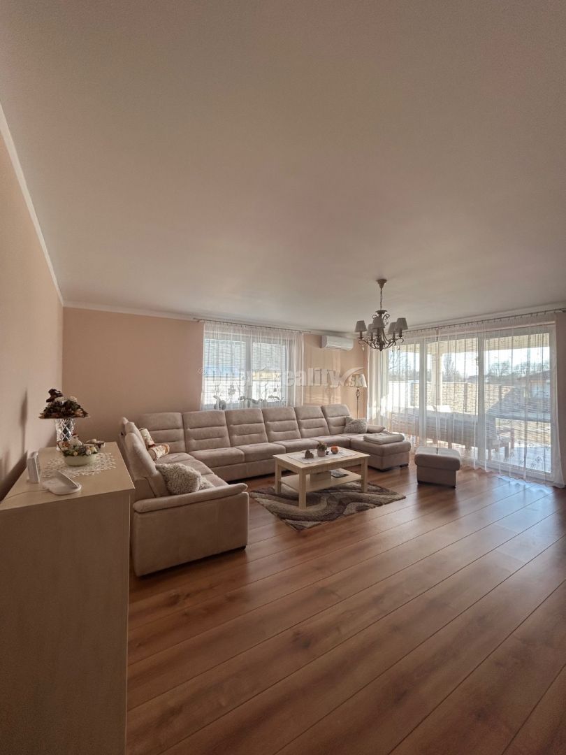 Unikátny 4 izbový rodinný dom pri jazere, kompletne zariaden - 9