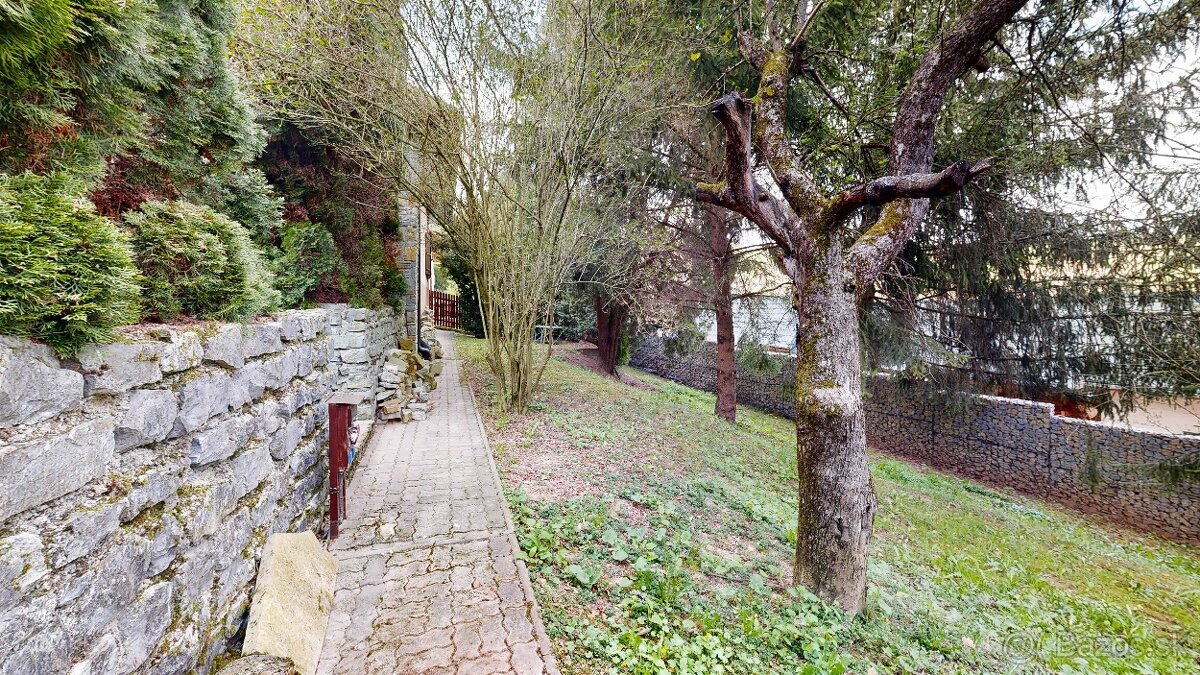 Chalupa po úspešnom režiserovi v obci Stará Turá-časť Paparď - 9