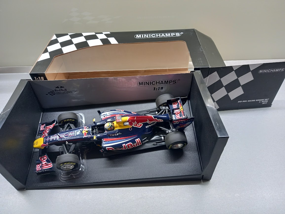 2X F1 RED BULL RB7 A RB7 JAPAN 2011 VETTEL MINICHAMPS 1:18 - 9