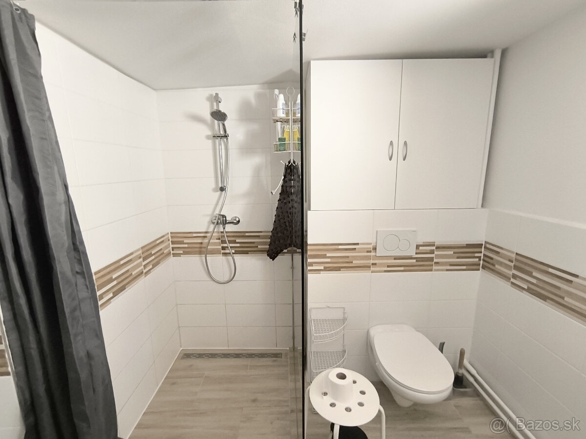 ROZPRÁVKOVÁ KOMPLETNE ZREKONŠTRUOVANÁ ZARIADENÁ CHATA NA LV - 9