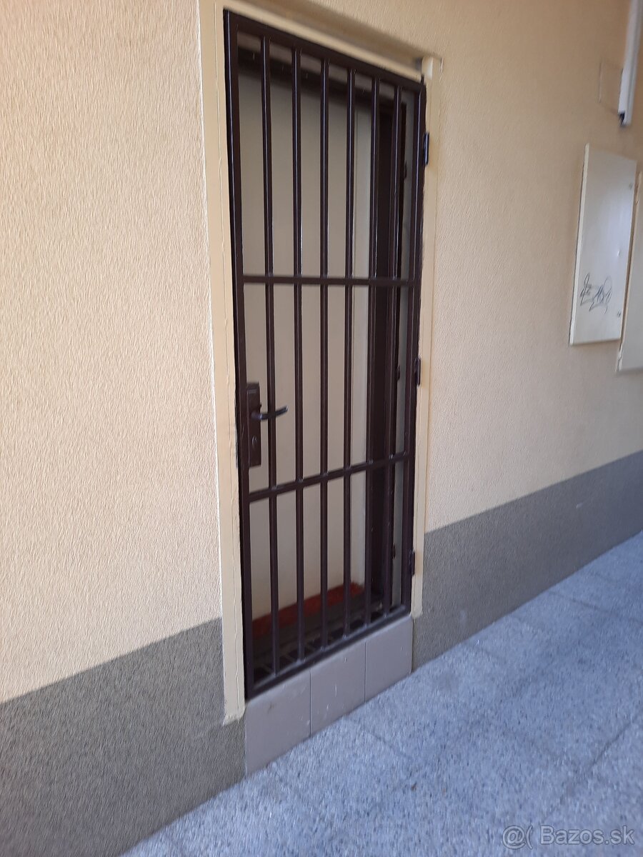 Prenajom obchodného priestoru s parkovanim v centre Trencina - 9