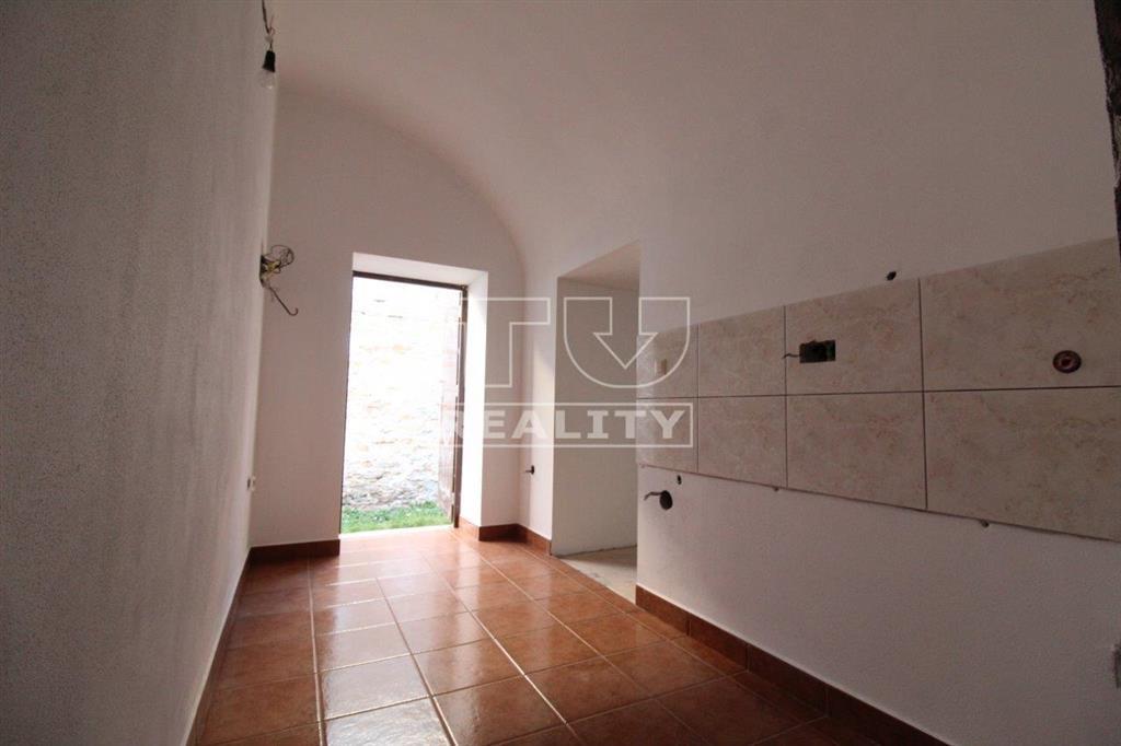 NA PREDAJ - DVA IDENTICKÉ DOMČEKY / APARTMÁNY NA LIPTOVE - 9