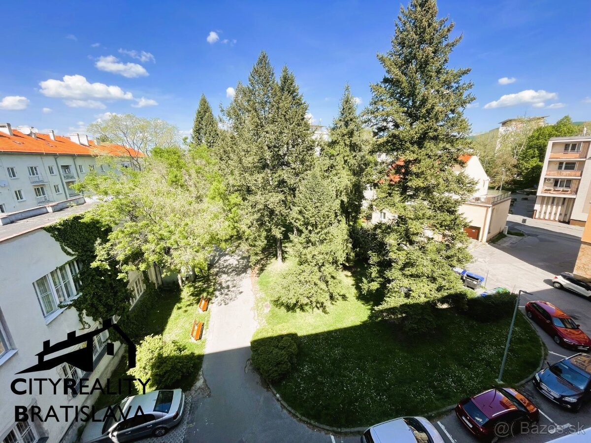 Výnimočný 3-izbový byt s veľkou presklenou terasou v srdci P - 9