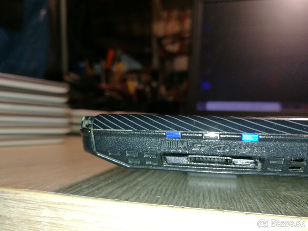 Acer. Intel Dvojjadro. 15,6" LED. 4GB. 500 GB. - 9