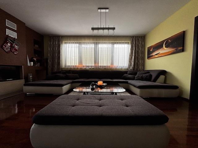 VEĽKÁ SEDACIA SÚPRAVA S TABURETKOU - 9