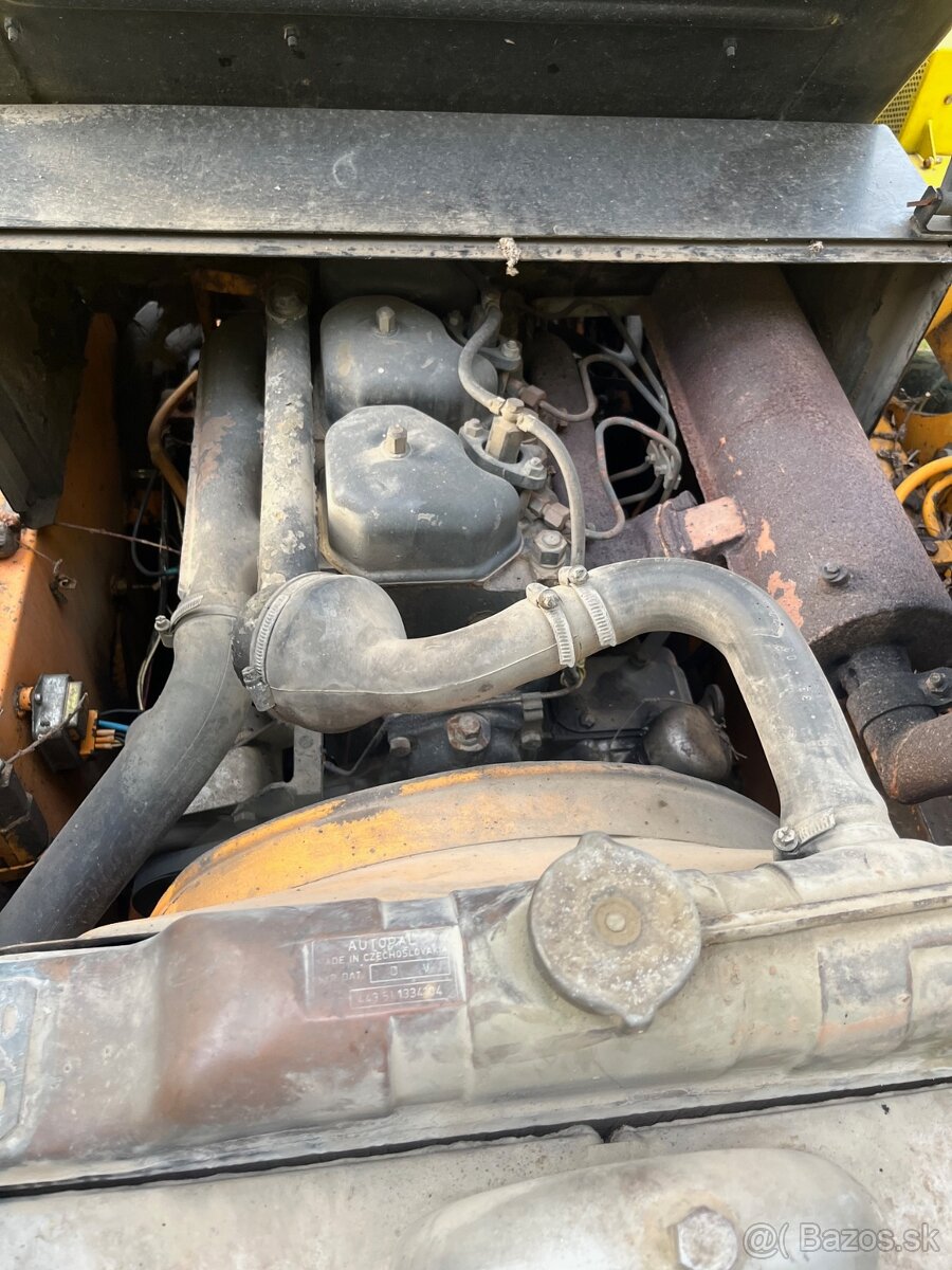 Šmykový nakladač UNC 060 - 9