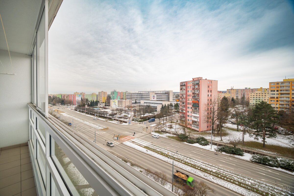 PREDAJ 1,5 izbový: pražský typ bytu s loggiou - 9