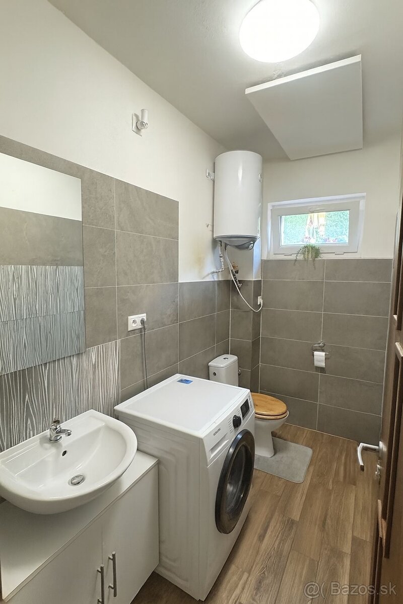 Krásny dom s bazénom, garážou a altánkom ZNÍŽENÁ CENA - 9