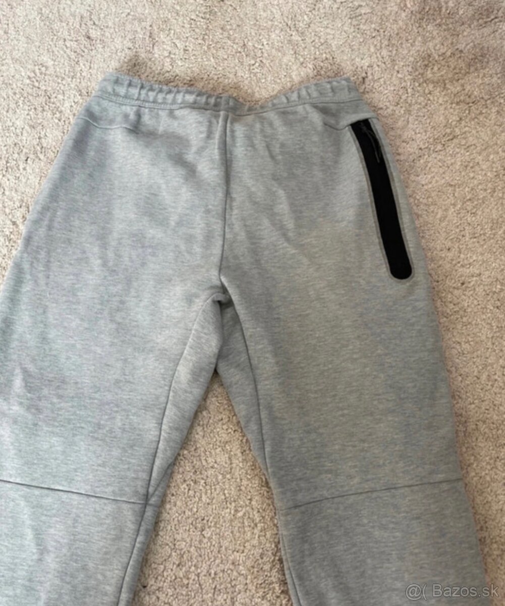 Šedé tepláky značky Nike Tech Fleece - 9