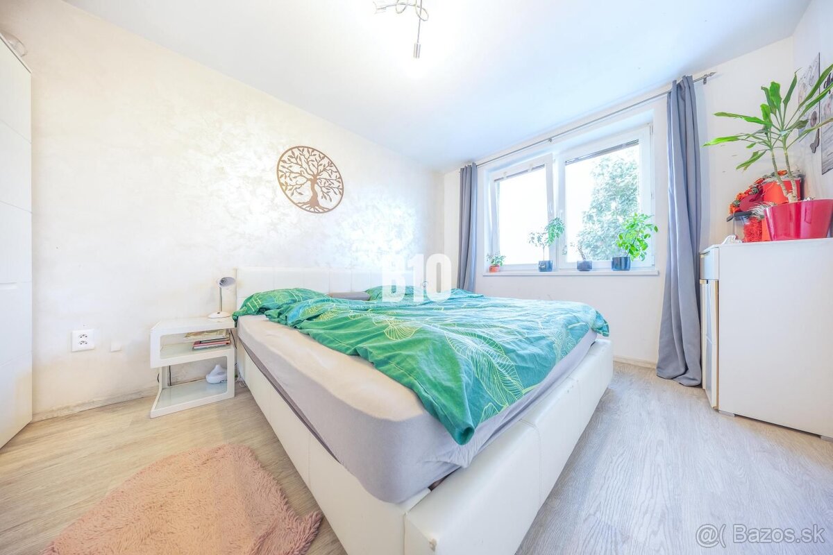 PRIESTRANNÝ 4 IZBOVÝ DVOJDOM V TICHOM PROSTREDÍ SLEPEJ ULICE - 9