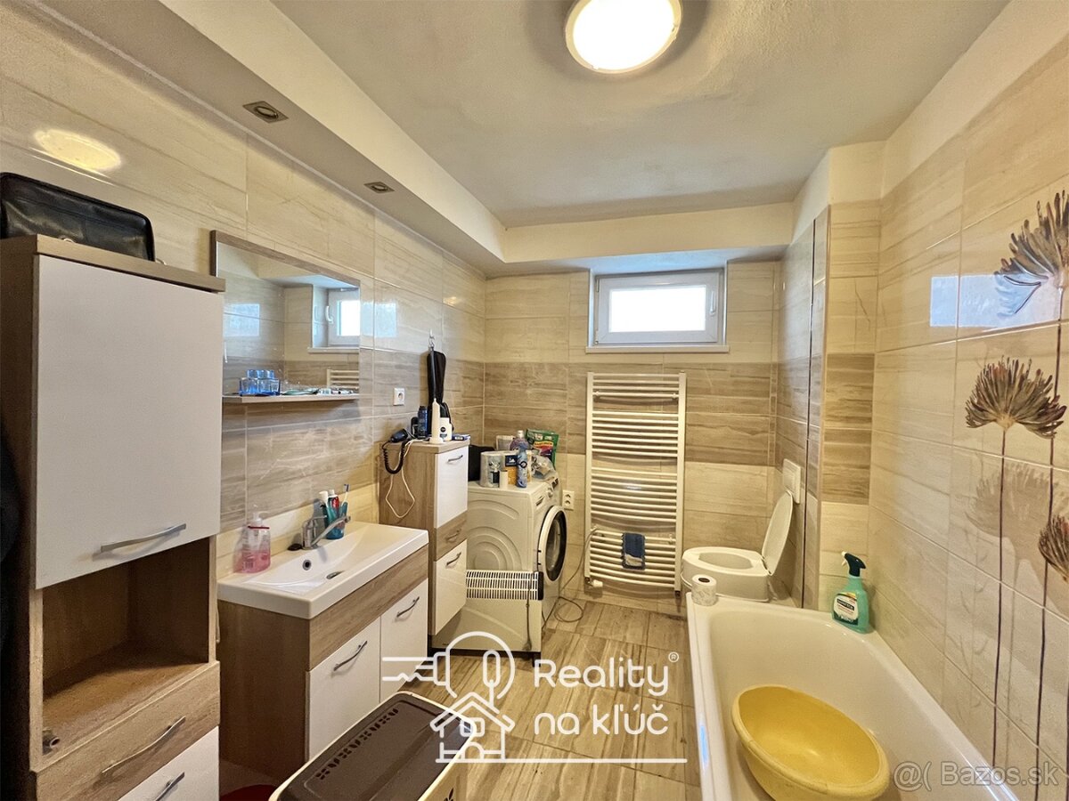 Na predaj dvojgeneračný poschodový rodinný dom - Komjatice - 9