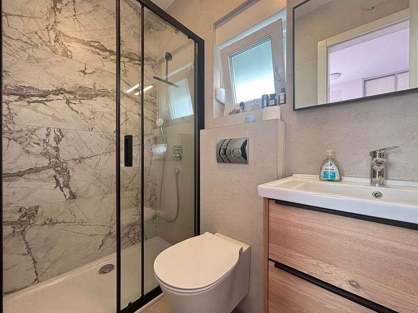 Chorvátsko-Trojizbový apartmán s veľkou terasou blízko pláže - 9