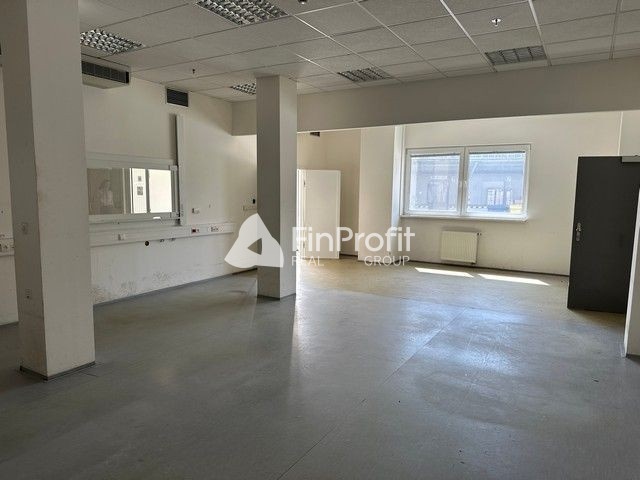 Na prenájom vykurovaný sklad s výmerou 8.600 m2 s administra - 9