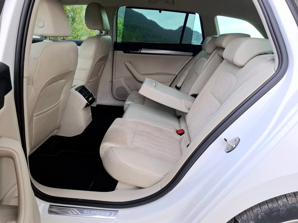 Superb Combi 2,0 TDI Style 110kW Alcantara - 9