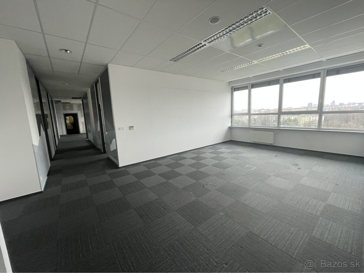 Prenájom kancelárskeho priestoru 473m² na ulici Galvaniho v - 9