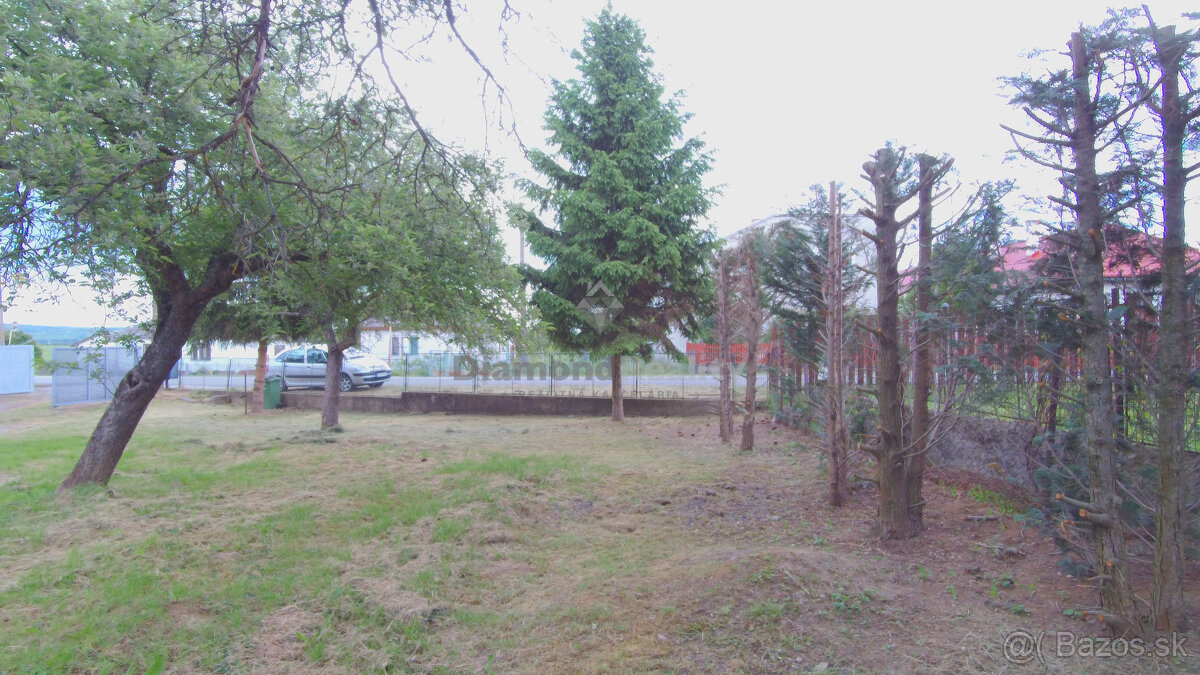 Rovinatý a slnečný pozemok v pokojnej obci Kašov - 9