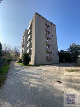 NA PREDAJ 3 IZBOVÝ BYT S VÝHĽADOM NA NITRU, GARÁŽ, BALKÓNY - 9