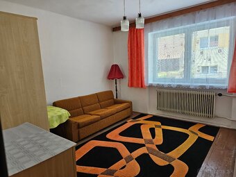 Zachovalý rodinný dom s veľkým pozemkom blízko KNM - 9