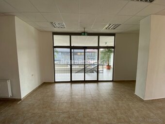 Na prenájom  pekný obchodný priestor o rozlohe 250m2 v Rimav - 9
