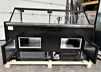 Chladiaca vitrína s hranatými sklami 2,5m - 9