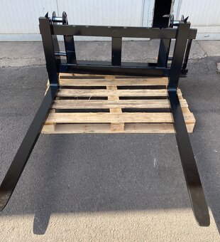 rýchloupínač a paletovacie vidly na traktorbáger komatsu WB - 9