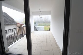 MODERNÝ DVOJDOM V POVODE- VEĽKÝ POZEMOK - 9