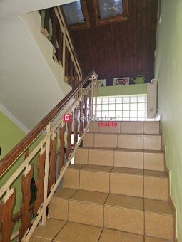 Znížená cena - Na predaj starší dvojgeneračný dom s veľkým p - 9