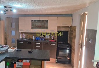 Ponúkam na predaj rodinný dom v obci Ružindol, vhodný na pok - 9