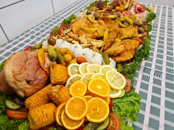 Pláto s rôznymi dobrotami a pečené prasiatko - 9