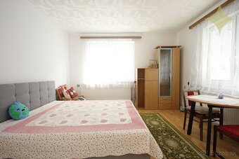 Priestranný rodinný dom v tichej ulici obce Chrastince, okre - 9