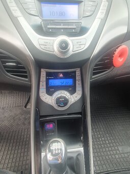 Hyundai Elantra 1,6i - 9