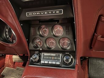 Chevrolet Corvette Stingray z roku 1974 - 9
