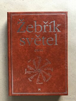 Connelly, Daniel Silva, Umberto Eco, Everest, Žebřík světel - 9