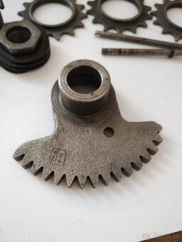 Predám náhradné diely z motora jawa 350 / 634 - 9