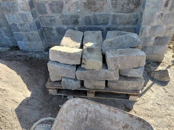 Kamenné obrubniky, kocky, mačacie hlavy - 9