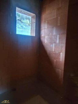 NA PREDAJ – Hrubá stavba rodinného domu v centre obce Oščadn - 9