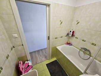 Predám slnečný priestranný 3-izbový byt v Novej Bani (74 m²) - 9