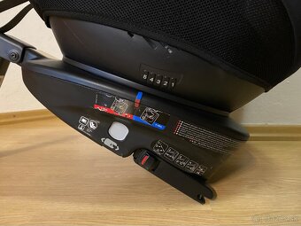 Autosedacka Joie spin 360 v takej čierno-šedej farbe - 9