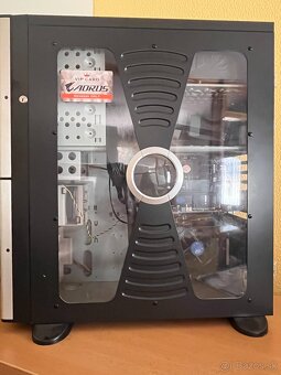 Počítač značky Aorus - 9