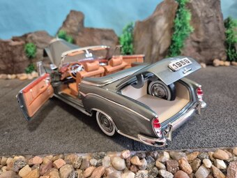 Prodám model 1:18 Mercedes Benz 220SE cabrio - 9