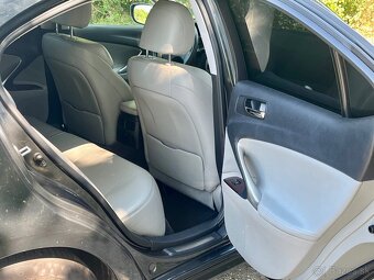 Predám Lexus IS250 2.5 benzín - 9
