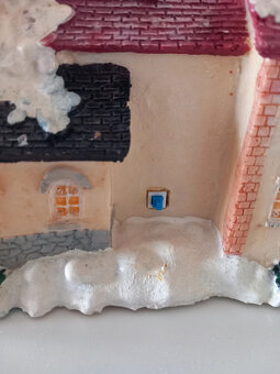 Starý svietiaci led domček po rodičoch 16x13x12 cm - 9