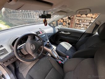 Toyota Auris 1.33 benzín r.v. 2009 - 9