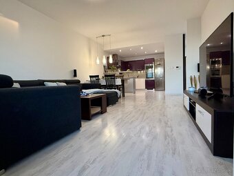 Na predaj priestranný 2 izbový byt v Ružinove s parkovaním - 9