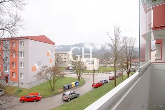 Priestranný 3-izbový byt s veľkou loggiou v centre Revúcej z - 9