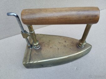 Stará zachovalá mosazna žehlička č.7 (vzadu značeni 7) - 9