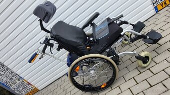 invalidny vozík 51cm s elektrickým pohonom pre asistenta - 9