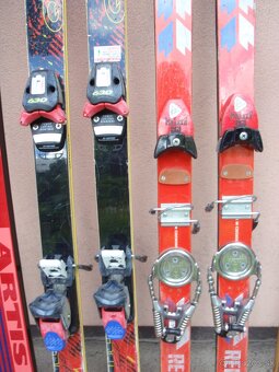 Lyžařská výbava - 9 párů lyží, hůlky, boty - 9