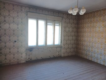 Budova s veľkým potenciálom v centre Modrého Kameňa - 9