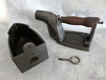 Stará velká orig. atypická žehlička s komínem, 4,69kg TOP - 9